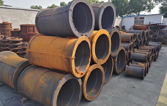 Several material for submersible pumps